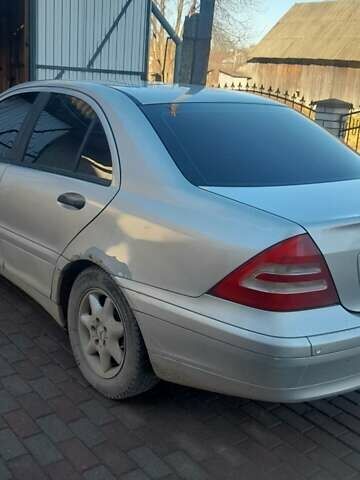 Серый Мерседес Ц-Класс, объемом двигателя 2 л и пробегом 187 тыс. км за 3500 $, фото 3 на Automoto.ua