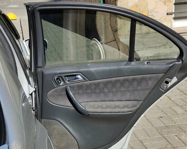 Сірий Мерседес Ц-Клас, об'ємом двигуна 2 л та пробігом 354 тис. км за 3500 $, фото 20 на Automoto.ua