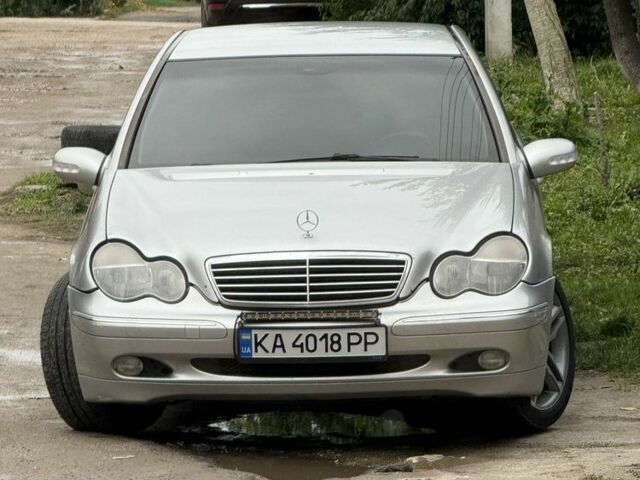 Мерседес Ц-Клас 2001 у Києві на Automoto.ua Сірий Мерседес Ц-Клас, об'ємом двигуна 2 л та пробігом 195 тис. км за 4500 $, фото 1 на Automoto.ua
