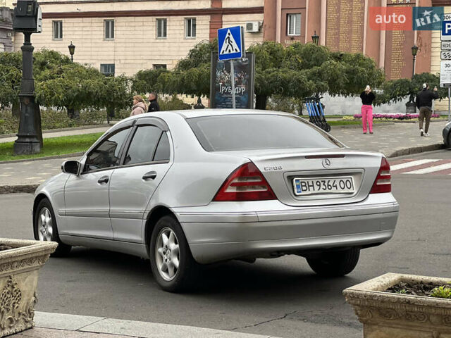 Серый Мерседес Ц-Класс, объемом двигателя 2 л и пробегом 200 тыс. км за 3800 $, фото 12 на Automoto.ua