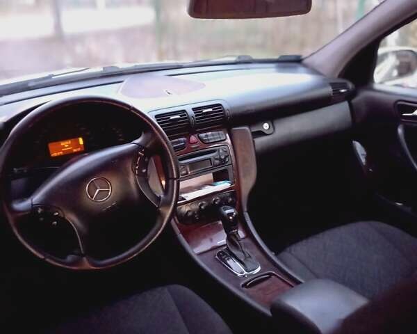 Серый Мерседес Ц-Класс, объемом двигателя 2.15 л и пробегом 402 тыс. км за 5100 $, фото 5 на Automoto.ua