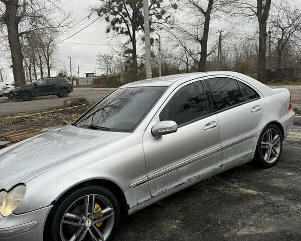 Сірий Мерседес Ц-Клас, об'ємом двигуна 2 л та пробігом 193 тис. км за 3600 $, фото 2 на Automoto.ua