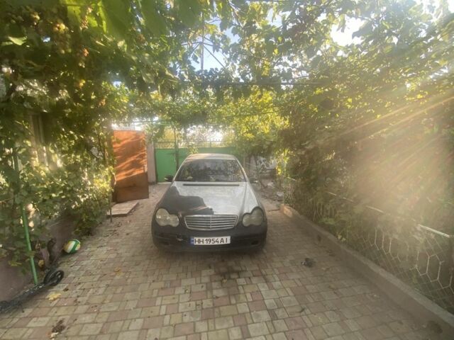 Серый Мерседес Ц-Класс, объемом двигателя 2.1 л и пробегом 424 тыс. км за 4500 $, фото 1 на Automoto.ua