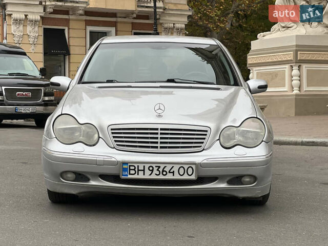 Серый Мерседес Ц-Класс, объемом двигателя 2 л и пробегом 200 тыс. км за 3800 $, фото 1 на Automoto.ua