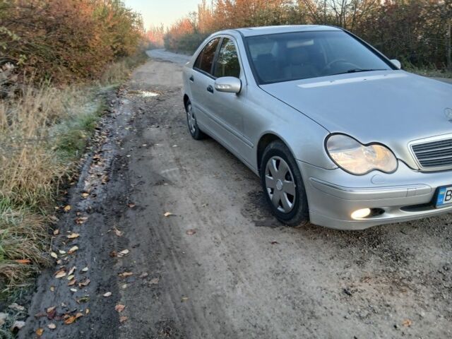 Серый Мерседес Ц-Класс, объемом двигателя 2.1 л и пробегом 315 тыс. км за 3600 $, фото 2 на Automoto.ua