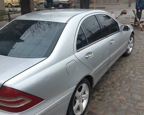 Серый Мерседес Ц-Класс, объемом двигателя 2.6 л и пробегом 430 тыс. км за 3200 $, фото 1 на Automoto.ua