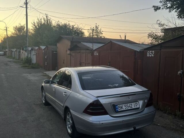 Сірий Мерседес Ц-Клас, об'ємом двигуна 2.1 л та пробігом 450 тис. км за 3500 $, фото 1 на Automoto.ua