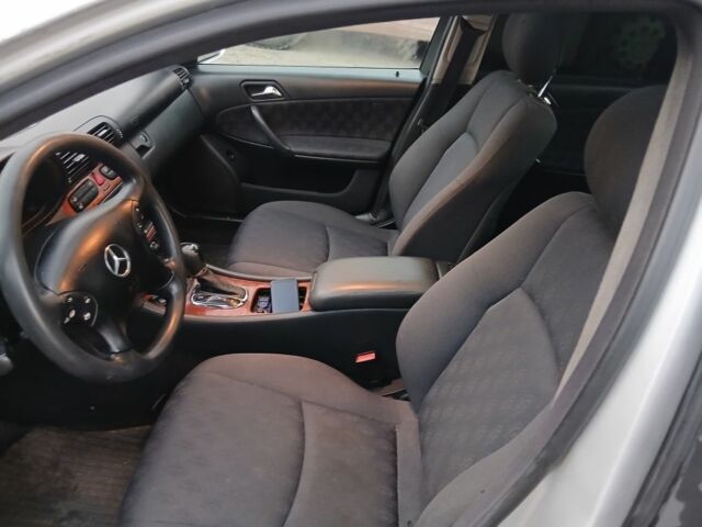 Серый Мерседес Ц-Класс, объемом двигателя 2.1 л и пробегом 315 тыс. км за 3600 $, фото 7 на Automoto.ua