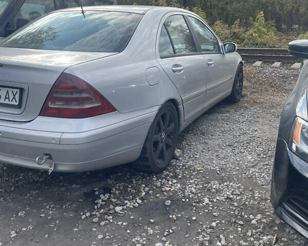 Мерседес Ц-Клас 2001 у Дніпро (Дніпропетровську) на Automoto.ua Сірий Мерседес Ц-Клас, об'ємом двигуна 2.15 л та пробігом 330 тис. км за 1990 $, фото 1 на Automoto.ua