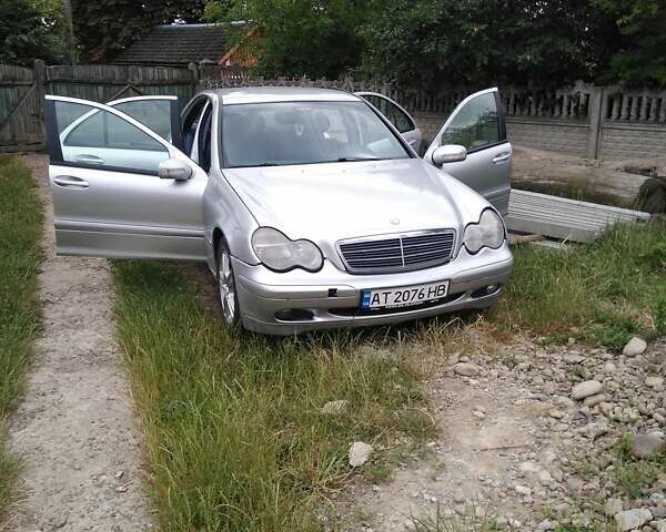 Мерседес Ц-Класс 2001 в Ивано-Франковске на Automoto.ua Серый Мерседес Ц-Класс, объемом двигателя 2 л и пробегом 220 тыс. км за 5500 $, фото 2 на Automoto.ua