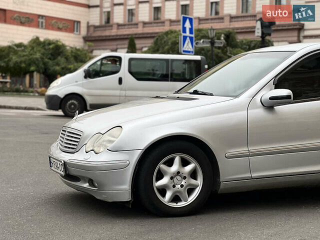 Серый Мерседес Ц-Класс, объемом двигателя 2 л и пробегом 200 тыс. км за 3800 $, фото 4 на Automoto.ua