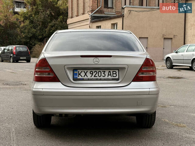 Сірий Мерседес Ц-Клас, об'ємом двигуна 2 л та пробігом 260 тис. км за 4900 $, фото 2 на Automoto.ua