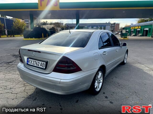 Мерседес Ц-Класс 2001 в Харькове на Automoto.ua Серый Мерседес Ц-Класс, объемом двигателя 2.1 л и пробегом 300 тыс. км за 4000 $, фото 1 на Automoto.ua