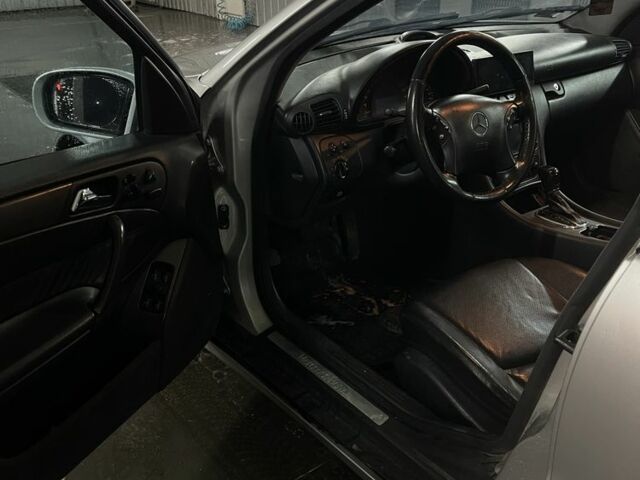 Серый Мерседес Ц-Класс, объемом двигателя 2.7 л и пробегом 308 тыс. км за 2600 $, фото 13 на Automoto.ua