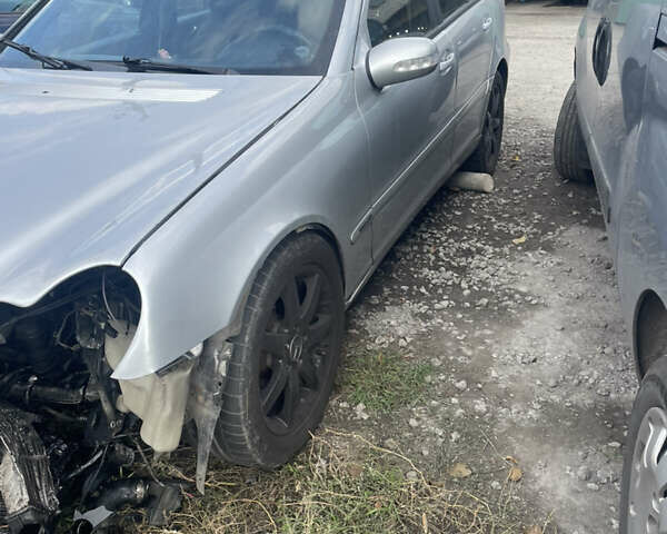 Мерседес Ц-Клас 2001 у Дніпро (Дніпропетровську) на Automoto.ua Сірий Мерседес Ц-Клас, об'ємом двигуна 2.15 л та пробігом 330 тис. км за 1990 $, фото 4 на Automoto.ua