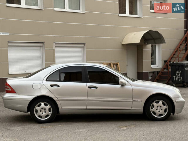 Сірий Мерседес Ц-Клас, об'ємом двигуна 2 л та пробігом 260 тис. км за 4900 $, фото 1 на Automoto.ua