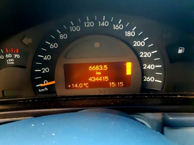 Серый Мерседес Ц-Класс, объемом двигателя 2.6 л и пробегом 430 тыс. км за 3600 $, фото 5 на Automoto.ua