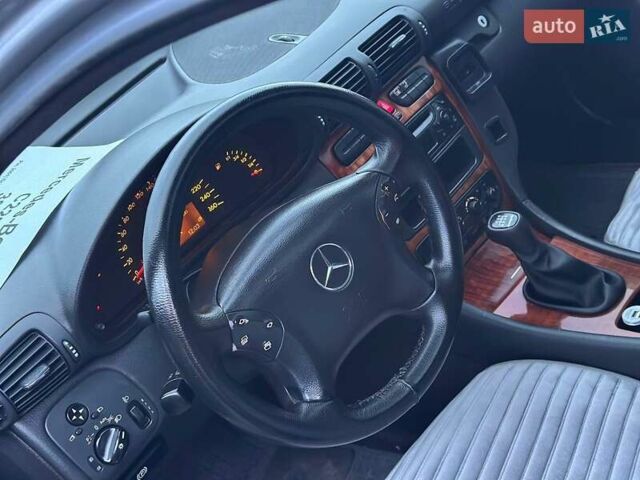 Серый Мерседес Ц-Класс, объемом двигателя 2.15 л и пробегом 320 тыс. км за 3800 $, фото 8 на Automoto.ua