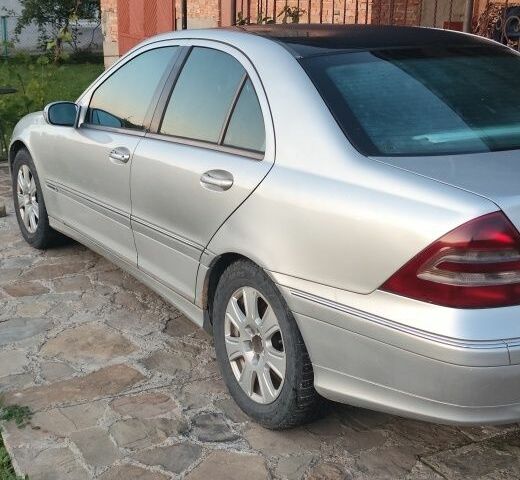 Серый Мерседес Ц-Класс, объемом двигателя 2.1 л и пробегом 450 тыс. км за 2950 $, фото 2 на Automoto.ua