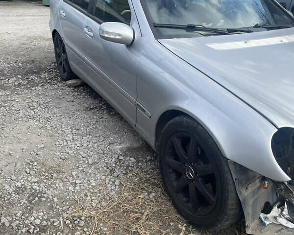 Мерседес Ц-Клас 2001 у Дніпро (Дніпропетровську) на Automoto.ua Сірий Мерседес Ц-Клас, об'ємом двигуна 2.15 л та пробігом 330 тис. км за 1990 $, фото 2 на Automoto.ua