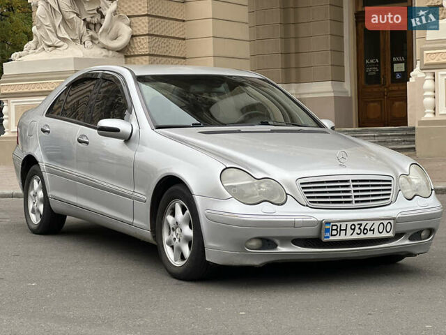 Серый Мерседес Ц-Класс, объемом двигателя 2 л и пробегом 200 тыс. км за 3800 $, фото 2 на Automoto.ua