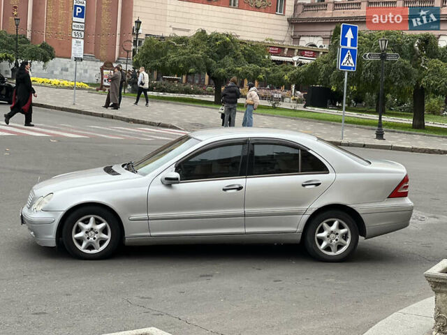 Серый Мерседес Ц-Класс, объемом двигателя 2 л и пробегом 200 тыс. км за 3800 $, фото 13 на Automoto.ua