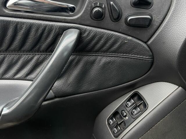 Серый Мерседес Ц-Класс, объемом двигателя 2.7 л и пробегом 308 тыс. км за 2600 $, фото 6 на Automoto.ua