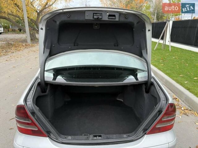 Серый Мерседес Ц-Класс, объемом двигателя 2.1 л и пробегом 319 тыс. км за 4500 $, фото 25 на Automoto.ua