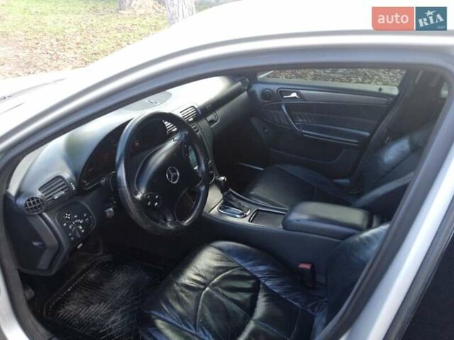 Серый Мерседес Ц-Класс, объемом двигателя 2.6 л и пробегом 406 тыс. км за 3750 $, фото 1 на Automoto.ua