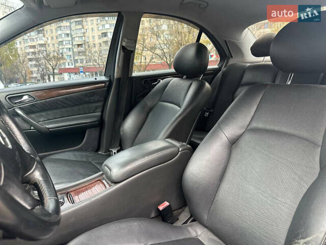 Серый Мерседес Ц-Класс, объемом двигателя 2 л и пробегом 350 тыс. км за 3400 $, фото 7 на Automoto.ua