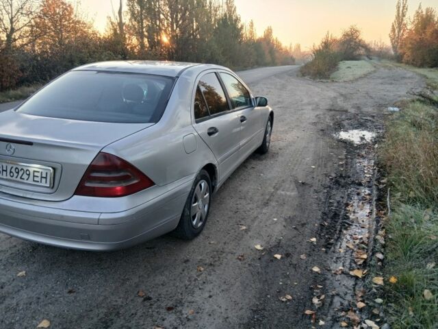 Серый Мерседес Ц-Класс, объемом двигателя 2.1 л и пробегом 315 тыс. км за 3600 $, фото 5 на Automoto.ua