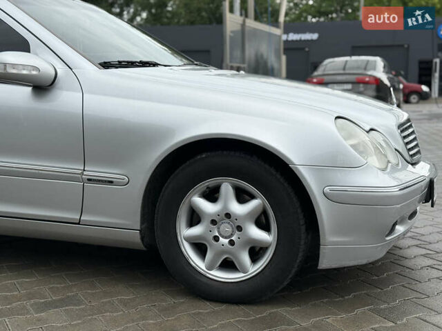 Сірий Мерседес Ц-Клас, об'ємом двигуна 2 л та пробігом 338 тис. км за 3850 $, фото 24 на Automoto.ua