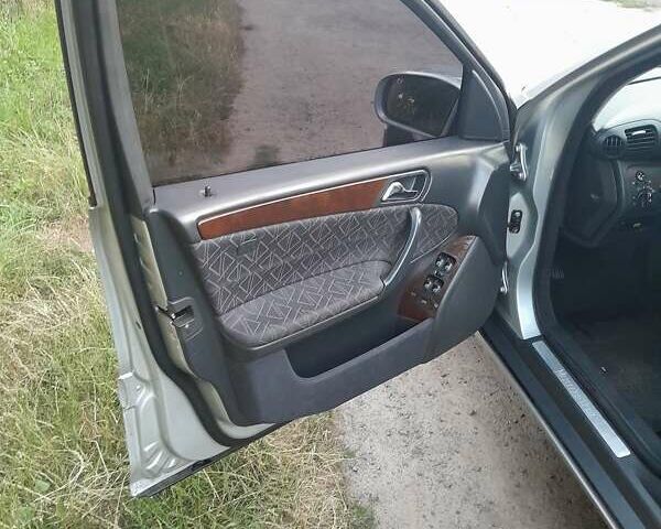 Сірий Мерседес Ц-Клас, об'ємом двигуна 2 л та пробігом 338 тис. км за 4400 $, фото 13 на Automoto.ua
