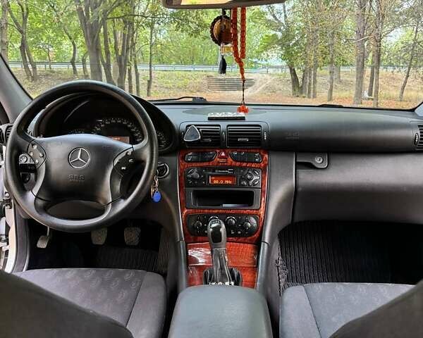 Сірий Мерседес Ц-Клас, об'ємом двигуна 2 л та пробігом 125 тис. км за 5500 $, фото 24 на Automoto.ua
