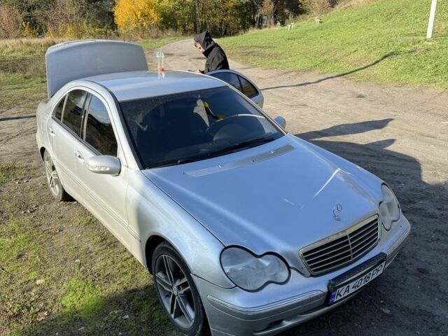Мерседес Ц-Клас 2001 у Києві на Automoto.ua Сірий Мерседес Ц-Клас, об'ємом двигуна 2 л та пробігом 195 тис. км за 4500 $, фото 2 на Automoto.ua