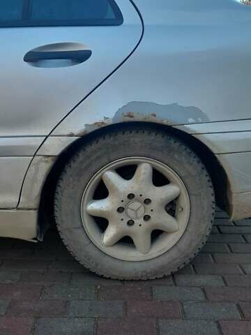 Серый Мерседес Ц-Класс, объемом двигателя 2 л и пробегом 187 тыс. км за 3500 $, фото 4 на Automoto.ua