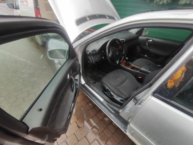 Серый Мерседес Ц-Класс, объемом двигателя 2.1 л и пробегом 300 тыс. км за 2999 $, фото 3 на Automoto.ua