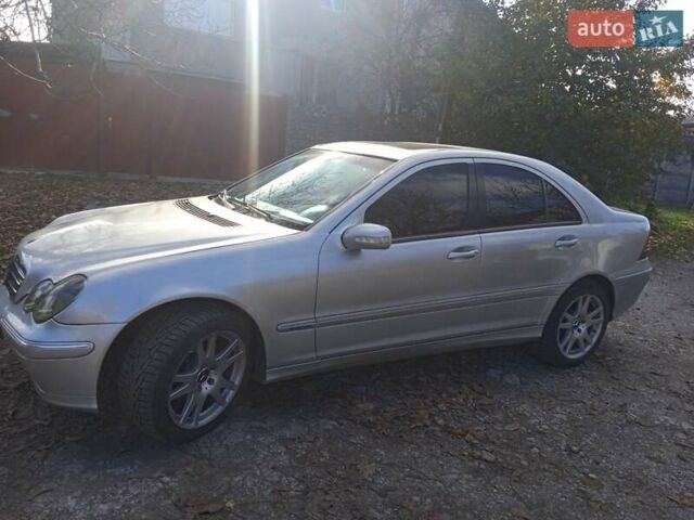 Серый Мерседес Ц-Класс, объемом двигателя 2.6 л и пробегом 406 тыс. км за 3750 $, фото 2 на Automoto.ua