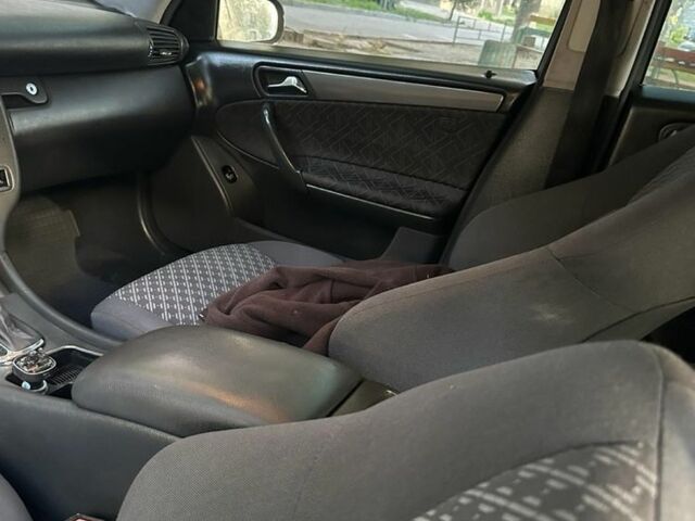 Серый Мерседес Ц-Класс, объемом двигателя 2.1 л и пробегом 424 тыс. км за 4500 $, фото 6 на Automoto.ua