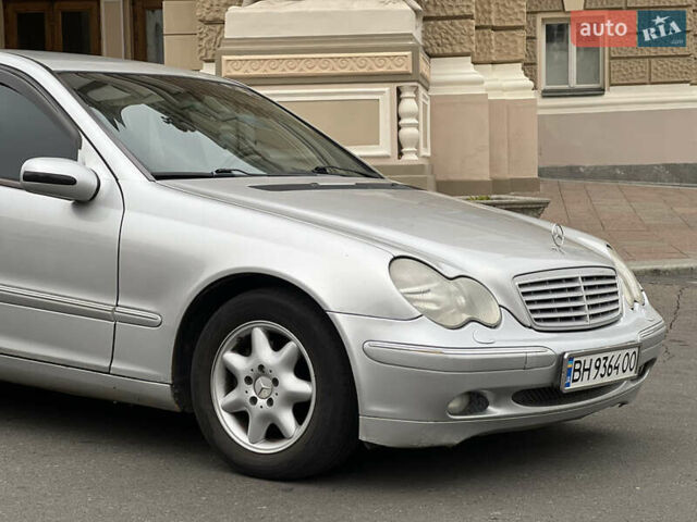 Серый Мерседес Ц-Класс, объемом двигателя 2 л и пробегом 200 тыс. км за 3800 $, фото 5 на Automoto.ua