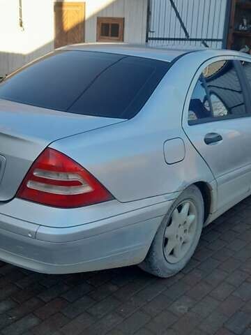 Серый Мерседес Ц-Класс, объемом двигателя 2 л и пробегом 187 тыс. км за 3500 $, фото 2 на Automoto.ua