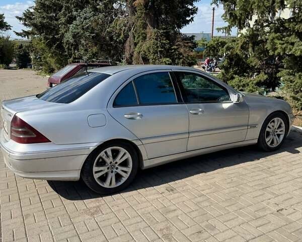 Сірий Мерседес Ц-Клас, об'ємом двигуна 2.7 л та пробігом 175 тис. км за 3900 $, фото 3 на Automoto.ua