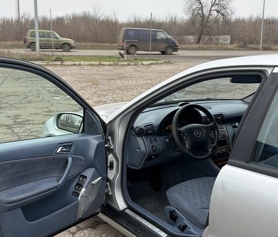 Сірий Мерседес Ц-Клас, об'ємом двигуна 2.2 л та пробігом 300 тис. км за 3100 $, фото 10 на Automoto.ua