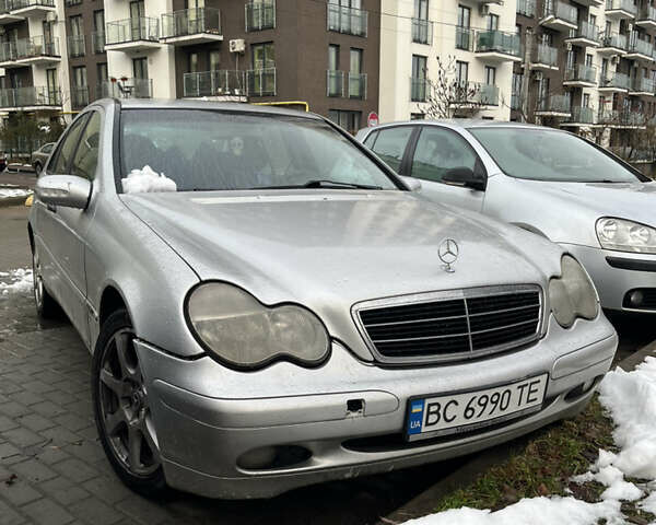 Серый Мерседес Ц-Класс, объемом двигателя 2 л и пробегом 300 тыс. км за 3000 $, фото 1 на Automoto.ua