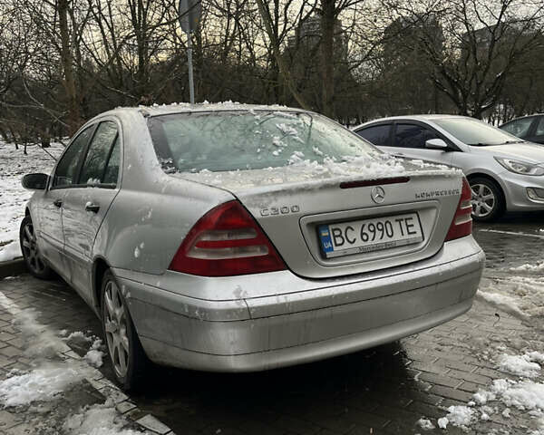 Серый Мерседес Ц-Класс, объемом двигателя 2 л и пробегом 300 тыс. км за 3000 $, фото 2 на Automoto.ua