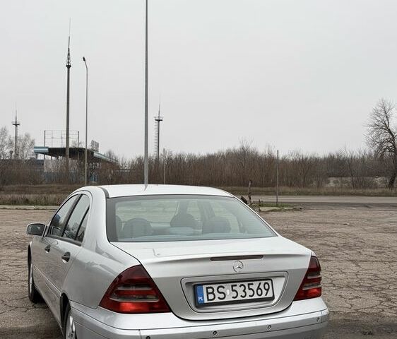 Сірий Мерседес Ц-Клас, об'ємом двигуна 2.2 л та пробігом 300 тис. км за 3100 $, фото 5 на Automoto.ua