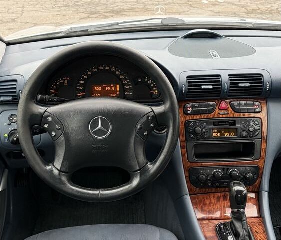 Сірий Мерседес Ц-Клас, об'ємом двигуна 2.2 л та пробігом 300 тис. км за 3100 $, фото 12 на Automoto.ua