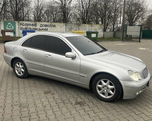 Серый Мерседес Ц-Класс, объемом двигателя 2.2 л и пробегом 340 тыс. км за 4200 $, фото 1 на Automoto.ua