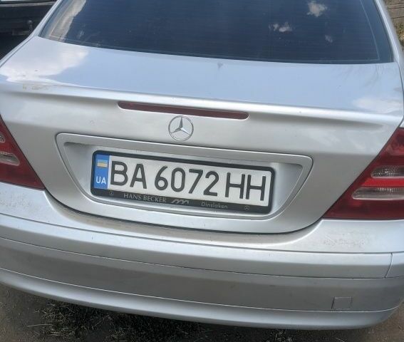 Мерседес Ц-Клас 2002 у Вознесенске на Automoto.ua Сірий Мерседес Ц-Клас, об'ємом двигуна 1.8 л та пробігом 300 тис. км за 4500 $, фото 1 на Automoto.ua