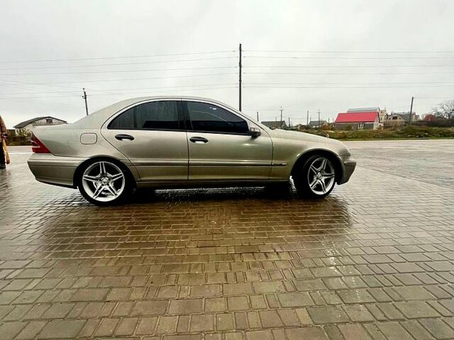 Сірий Мерседес Ц-Клас, об'ємом двигуна 2.1 л та пробігом 0 тис. км за 5000 $, фото 5 на Automoto.ua